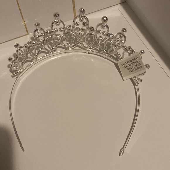 Beautiful Tiara - Picture 2 of 3